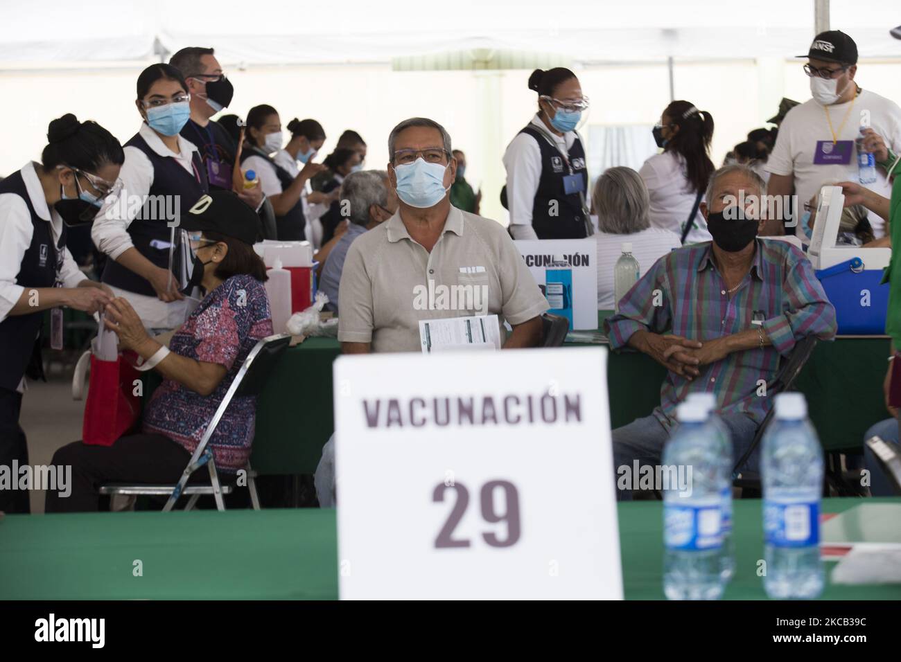 Vaccination dans l'arrondissement de Venustiano Carranza contre le COVID-19 avec le vaccin Sinovac, au cours de la quatrième étape du plan d'application de doses gratuites pour les adultes de plus de 60 ans à Mexico, Mexique, on 17 mars 2021. (Photo par Cristian Leyva/NurPhoto) Banque D'Images