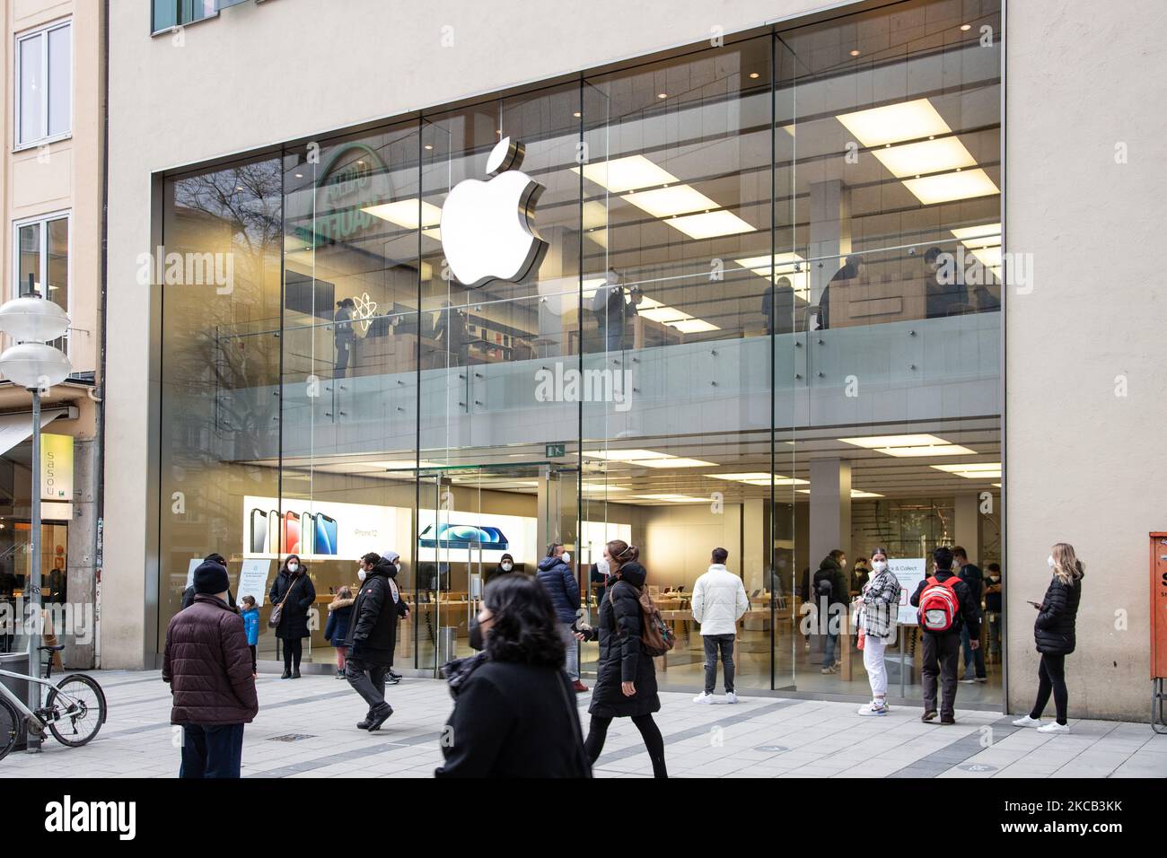 Dans l'Apple Store. Beaucoup de gens utilisent l'occasion sur 16 mars 2021 pour faire du shopping dans le centre-ville de Munich. Comme l'incidence est plus de 50 et est en hausse, il faut s'enregistrer avant d'acheter. (Photo par Alexander Pohl/NurPhoto) Banque D'Images