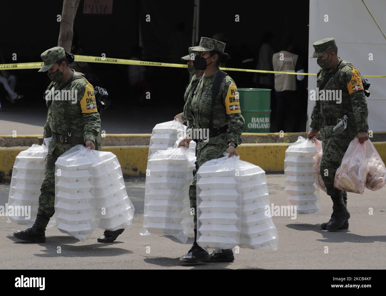 Les membres de l'armée à l'intérieur de la forêt de Tláhuac à Mexico, où les personnes âgées ont été immunisées avec le Spoutnik V biologique pendant l'urgence sanitaire et orange feu de circulation épidémiologique dans la capitale. Selon les autorités locales, on s'attend à ce que la vaccination des personnes âgées dans cette municipalité soit terminée d'ici la fin du mois de mars. (Photo de Gerardo Vieyra/NurPhoto) Banque D'Images