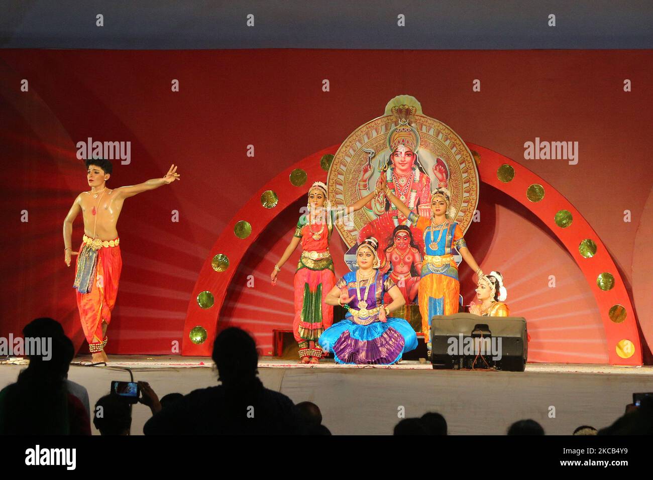 Les danseurs exécutent une danse classique du Bharatnatyam dédiée à la déesse Attukal Devi au temple Attakal Bhagavathy pendant le festival Attukal Pongala Mahotsavam dans la ville de Thiruvananthapuram (Trivandrum), Kerala, en Inde, sur 19 février 2019. Le festival Attukal Pongala Mahotsavam est célébré chaque année par des millions de femmes hindoues. Au cours de ce festival, les femmes préparent Pongala (riz cuisiné avec des jaggery, ghee, noix de coco ainsi que d'autres ingrédients) à l'ouverture dans de petits pots pour plaire à la déesse Attukal Devi (populairement connue sous le nom d'Attukal Amma) qui est censée satisfaire les souhaits de son dévot Banque D'Images