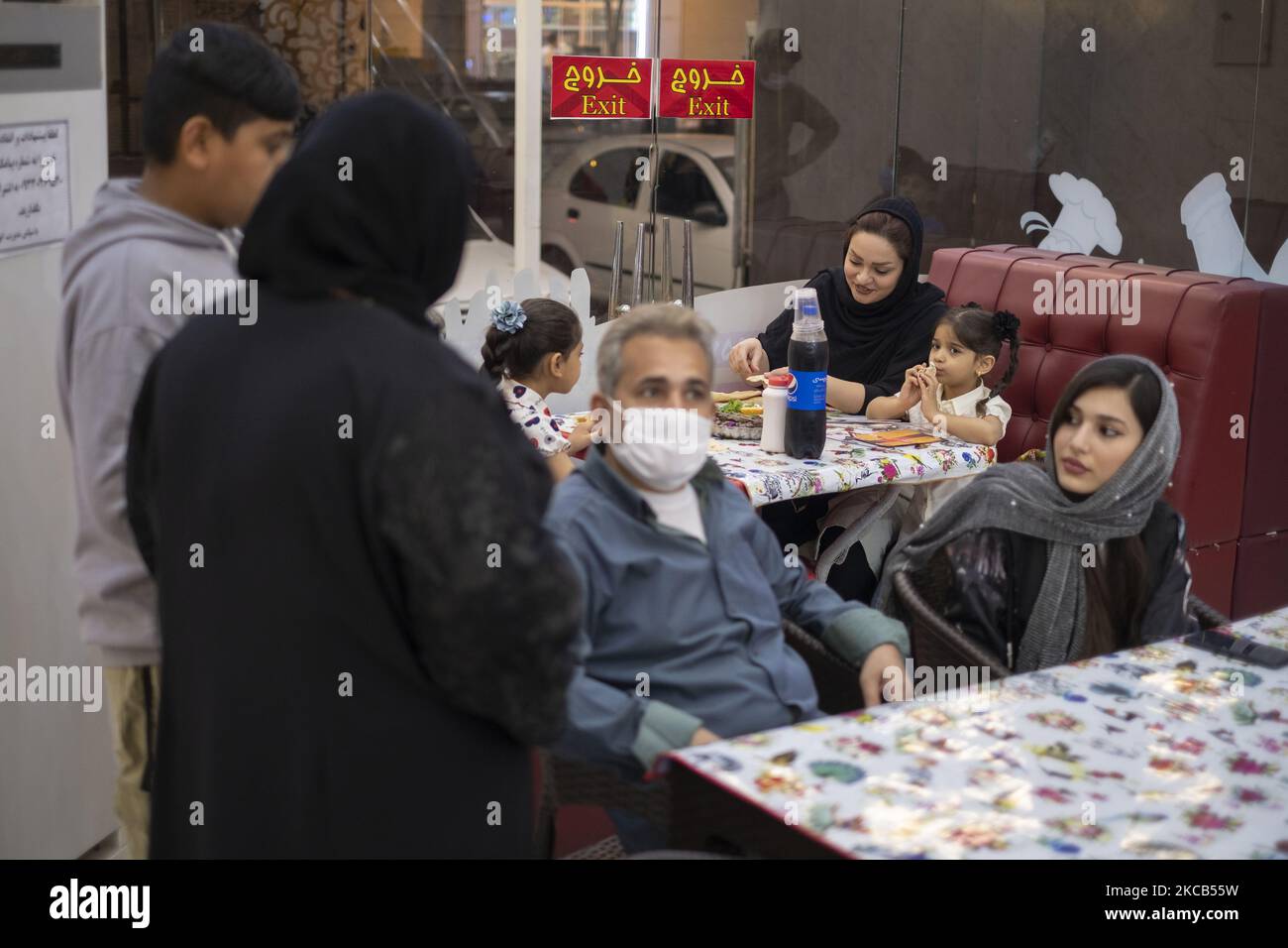 Les familles irano-arabes dans un restaurant de restauration rapide dans une rue de nourriture arabe dans la ville d'Ahvaz 817Km (508 miles) au sud de Téhéran dans la province de Khouzestan dans le cadre de l'épidémie de COVID-19 en Iran sur 15 mars 2021. (Photo de Morteza Nikoubazl/NurPhoto) Banque D'Images