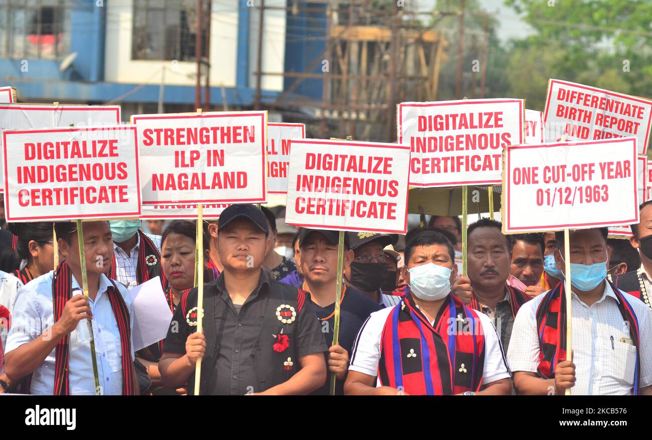 Les manifestants tiennent une pancarte à l'occasion d'un rassemblement public contre le Gouvernement pour mettre en œuvre le Registre des habitants autochtones du Nagaland (RIIN) et le permis de ligne intérieure (ILP) avant le 31 mars 2021 à Dimapur, dans l'État du Nagaland, au nord-est de l'Inde, vendredi, à 19 mars 2021. Le Nagaland, l'État indien de 16th est un État indigène tribal. (Photo de Caisii Mao/NurPhoto) Banque D'Images