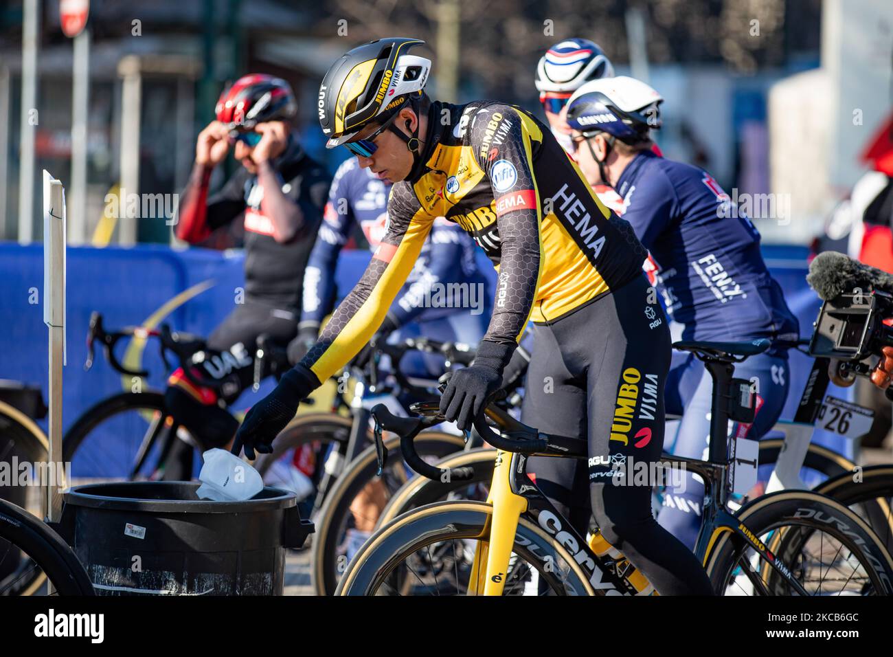 Wout Van Aert assiste au début de la course cycliste classique d'une journée Milano-Sanremo 2021 en face du Castello Sforzesco sur 20 mars 2021 à Milan, Italie. (Photo par Alessandro Bremec/NurPhoto) Banque D'Images