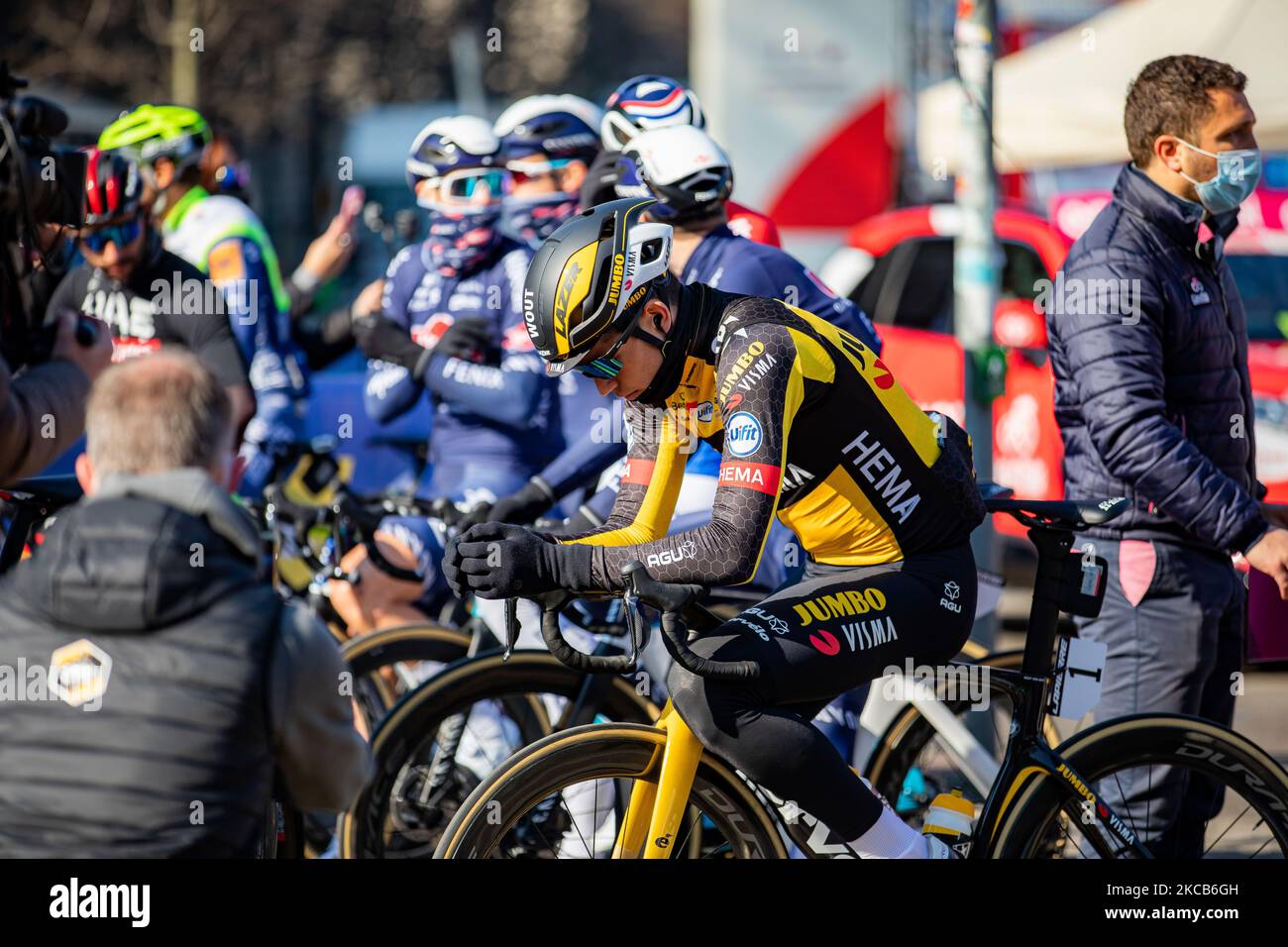 Wout Van Aert assiste au début de la course cycliste classique d'une journée Milano-Sanremo 2021 en face du Castello Sforzesco sur 20 mars 2021 à Milan, Italie. (Photo par Alessandro Bremec/NurPhoto) Banque D'Images