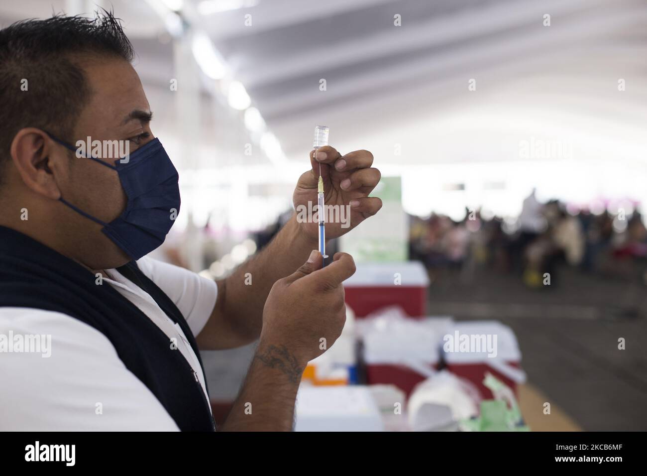 Vaccination à Ciudad Nezahualcoyotl contre le COVID-19 avec le vaccin Sinovac, dans le cadre du plan d'application de doses gratuites pour les adultes de plus de 60 ans dans l'État de Mexico, Mexique, on 19 mars 2021. (Photo par Cristian Leyva/NurPhoto) Banque D'Images