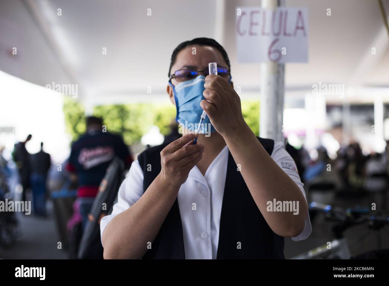 Vaccination à Ciudad Nezahualcoyotl contre le COVID-19 avec le vaccin Sinovac, dans le cadre du plan d'application de doses gratuites pour les adultes de plus de 60 ans dans l'État de Mexico, Mexique, on 19 mars 2021. (Photo par Cristian Leyva/NurPhoto) Banque D'Images