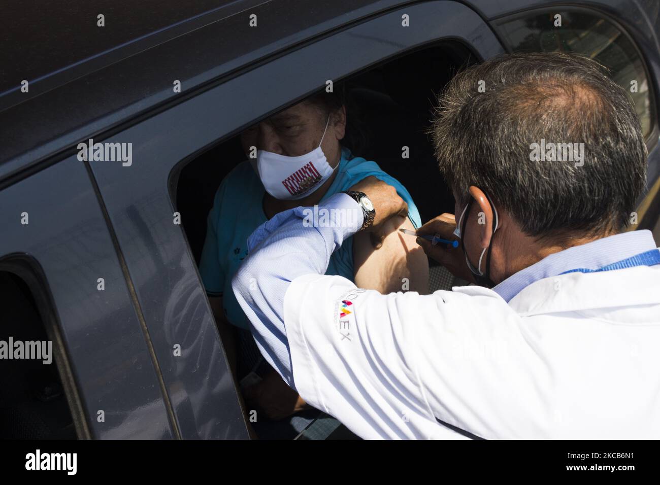 Vaccination dans les voitures de Ciudad Nezahualcoyotl contre le COVID-19 avec le vaccin Sinovac, pendant le plan d'appliquer des doses gratuites pour les adultes de plus de 60 ans dans l'État de Mexico, Mexique, on 19 mars 2021. (Photo par Cristian Leyva/NurPhoto) Banque D'Images