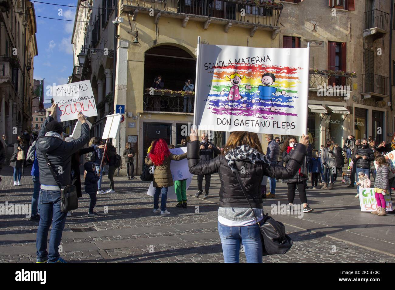 La foule éclair de parents et d'enfants cet après-midi, samedi 20 mars 2021, sur la Piazza Libertà Bassano del Grappa (VI) contre l'enseignement à distance. Plus d'un quart d'heure d'applaudissements pour invoquer le retour à l'école en présence (photo de Mimmo Lamacchia/NurPhoto) Banque D'Images