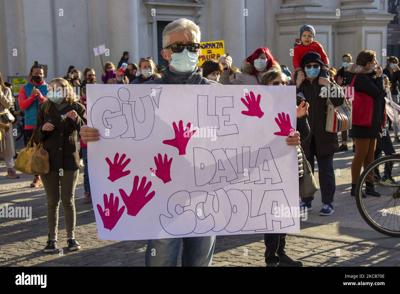 La foule éclair de parents et d'enfants cet après-midi, samedi 20 mars 2021, sur la Piazza Libertà Bassano del Grappa (VI) contre l'enseignement à distance. Plus d'un quart d'heure d'applaudissements pour invoquer le retour à l'école en présence (photo de Mimmo Lamacchia/NurPhoto) Banque D'Images