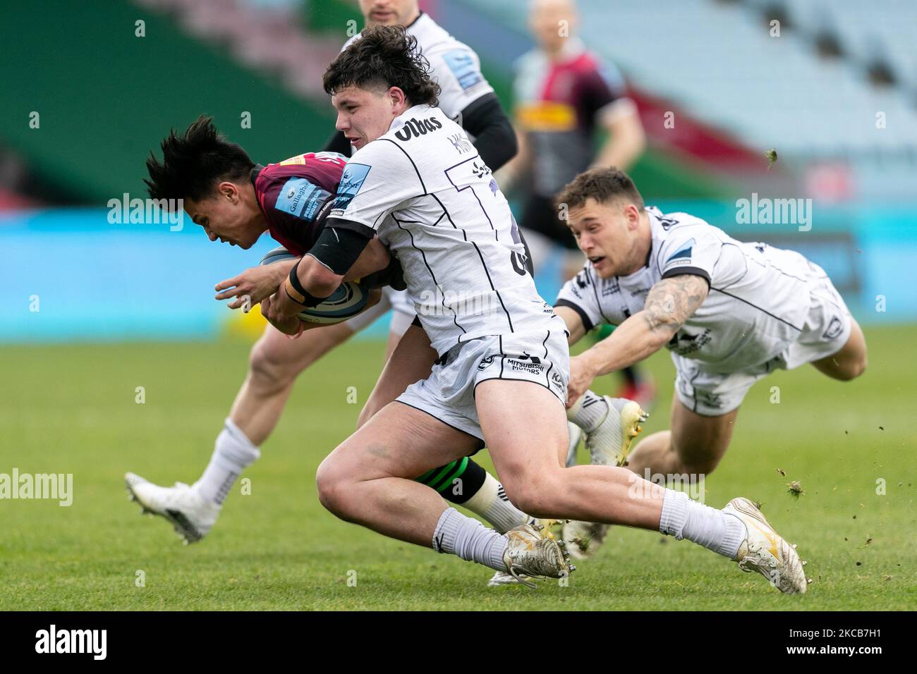 Marcus Smith, de Harlequins, est attaqué par Ethan Hunt, de Gloucester, lors du match Gallagher Premiership entre Harlequins et Gloucester Rugby à Twickenham Stoop, Londres, le samedi 20th mars 2021. (Photo de Juan Gasperini/MI News/NurPhoto) Banque D'Images