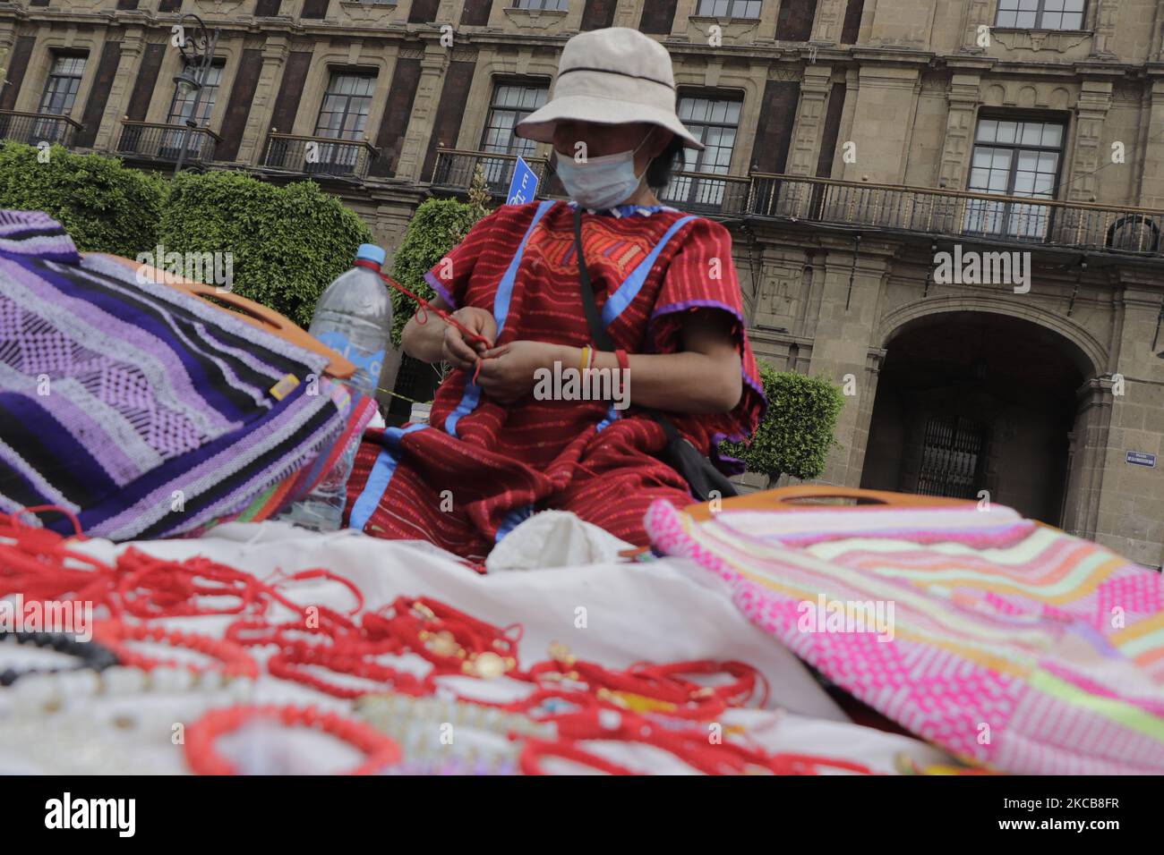 Une femme serpente des accessoires faits à la main dans le Zócalo de Mexico, à l'occasion de la Journée de l'Artisan au Mexique, dans le but de reconnaître la créativité, le talent, la capacité, la capacité et l'expérience des artisans et artisans du pays, associés à la production de leur branche artisanale respective qui exige beaucoup d'amour et de patience de la part de ses exécuteurs. (Photo de Gerardo Vieyra/NurPhoto) Banque D'Images