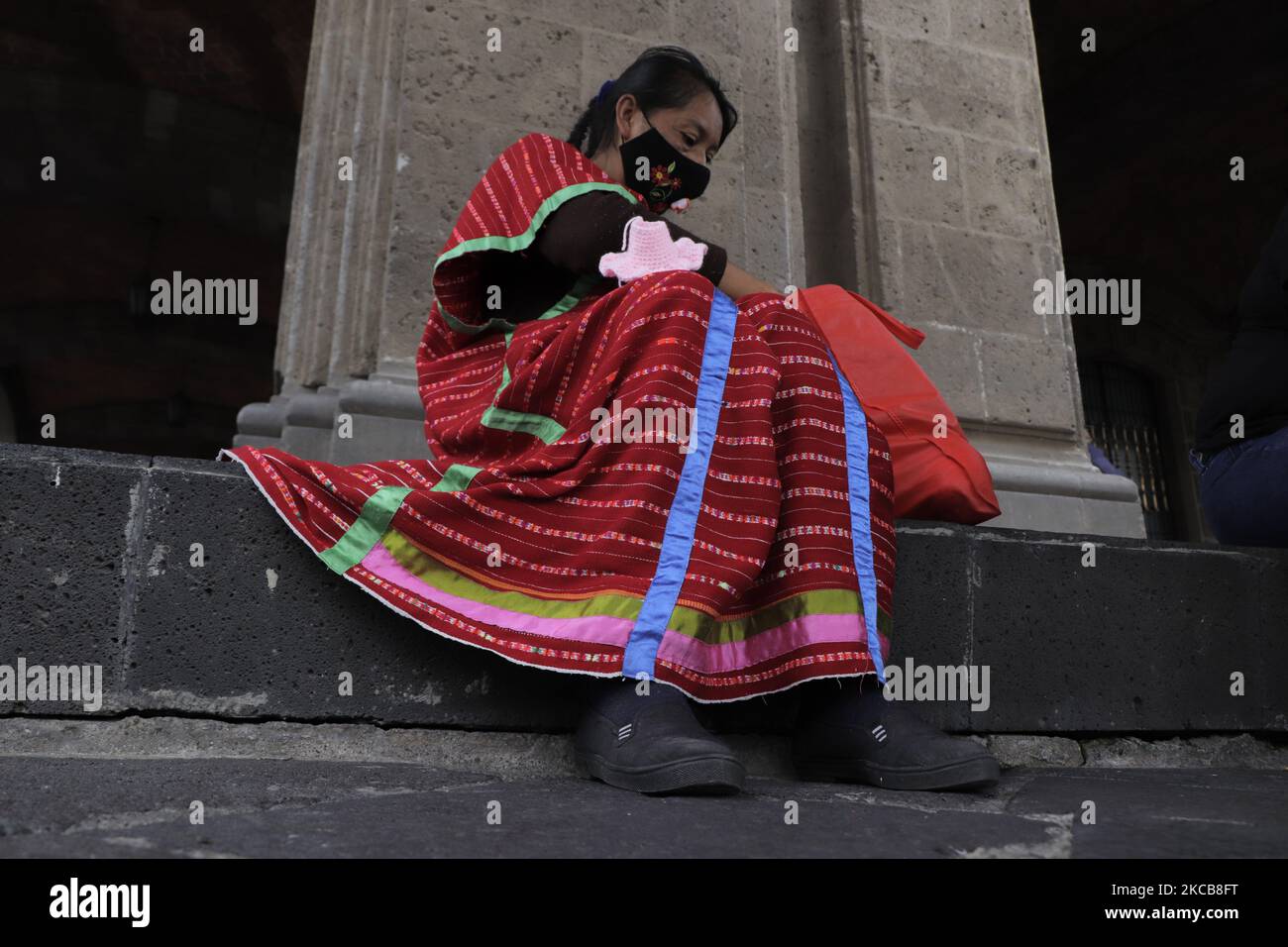 Une femme serpente des accessoires faits à la main dans le Zócalo de Mexico, à l'occasion de la Journée de l'Artisan au Mexique, dans le but de reconnaître la créativité, le talent, la capacité, la capacité et l'expérience des artisans et artisans du pays, associés à la production de leur branche artisanale respective qui exige beaucoup d'amour et de patience de la part de ses exécuteurs. (Photo de Gerardo Vieyra/NurPhoto) Banque D'Images