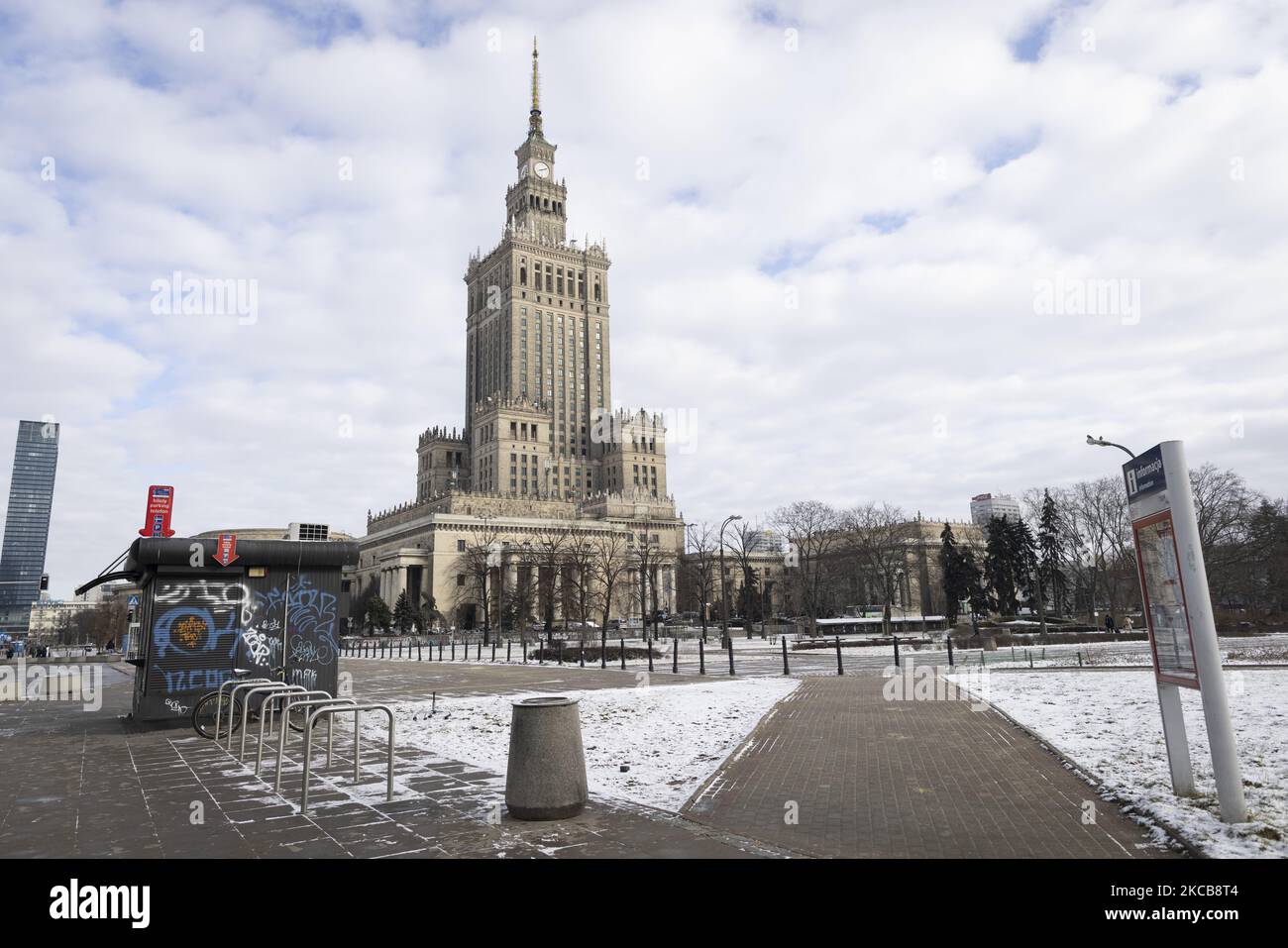 Le Palais de la Culture et des Sciences est vu à Varsovie, en Pologne, sur 20 mars 2020. Le ministère polonais de la Santé a imposé un confinement à l'échelle du pays à partir de samedi, suite à une augmentation des nouveaux cas d'infection à coronavirus. La Pologne a vu ses cas augmenter brusquement et a brièvement atteint le top 5 mondial en nombre absolu de décès. Les hôtels, les centres commerciaux, les cinémas, les institutions culturelles et les services non essentiels seront fermés jusqu'à 9 avril. (Photo de Jaap Arriens/NurPhoto) Banque D'Images