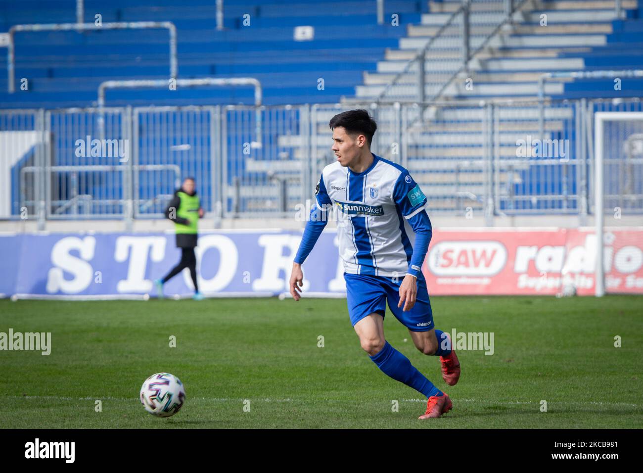 Raphaël Obermair de 1. Le FC Magdeburg court avec le ballon pendant le 3. Match Liga entre 1. FC Magdeburg et 1. FC Kaiserslautern à MDCC-Arena sur 20 mars 2021 à Magdebourg, Allemagne. (Photo de Peter Niedung/NurPhoto) Banque D'Images