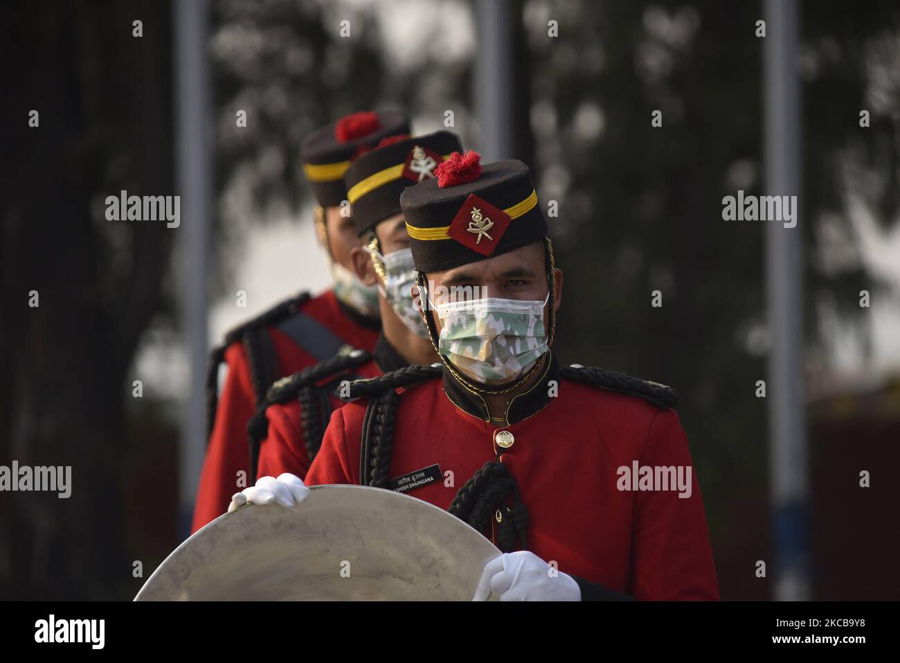 Le personnel de l'armée népalaise et son masque facial arrivent pour offrir une garde d'honneur au président Bidya Devi Bhandari avant de partir pour une visite officielle de deux jours au Bangladesh, lundi, 22 mars, 2021 sur invitation de son homologue bangladais, Mohammad Abdul Hamid, à assister à la célébration du centenaire de la naissance de Bangabandhu Sheikh Mujibur Rahman, le père de la Nation du Bangladesh. (Photo de Narayan Maharajan/NurPhoto) Banque D'Images