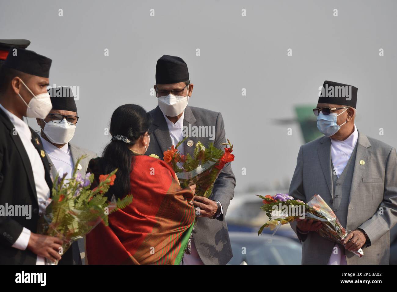 Le Président Agni Sapkota et son masque donnent un bouquet de fleurs au Président d'adieu Bidya Devi Bhandari pour une visite officielle de deux jours au Bangladesh lundi, 22 mars 2021 sur invitation de son homologue bangladeshi Mohammad Abdul Hamid pour assister à la célébration du centenaire de la naissance de Bangabandhu Sheikh Mujibur Rahman, Le Père de la Nation du Bangladesh. (Photo de Narayan Maharajan/NurPhoto) Banque D'Images