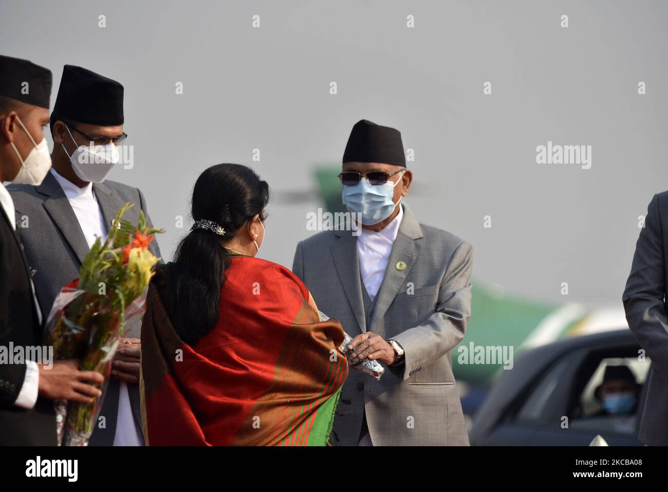 Le Premier ministre KP Sharma Oli et son masque donnent un bouquet de fleurs au président d'adieu Bidya Devi Bhandari pour une visite officielle de deux jours au Bangladesh, lundi, 22 mars, 2021 sur invitation de son homologue bangladais, Mohammad Abdul Hamid, à assister à la célébration du centenaire de la naissance de Bangabandhu Sheikh Mujibur Rahman, le père de la Nation du Bangladesh. (Photo de Narayan Maharajan/NurPhoto) Banque D'Images