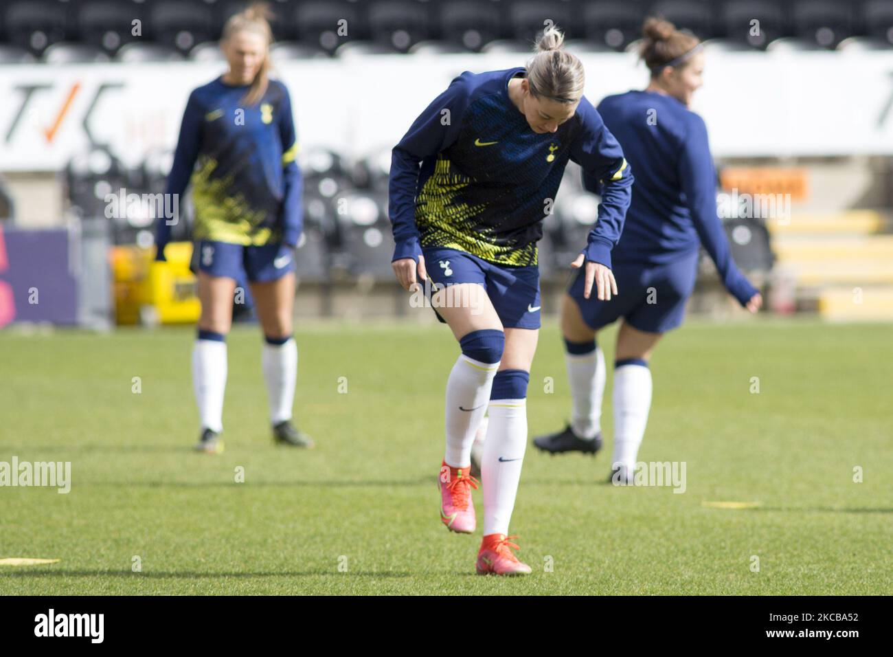 L’équipe de Tottenham se réchauffe pendant la Super League féminine de 2020-21 entre Tottenham Hotspur et Bristol City au Hive. (Photo de Federico Guerra Moran/NurPhoto) Banque D'Images