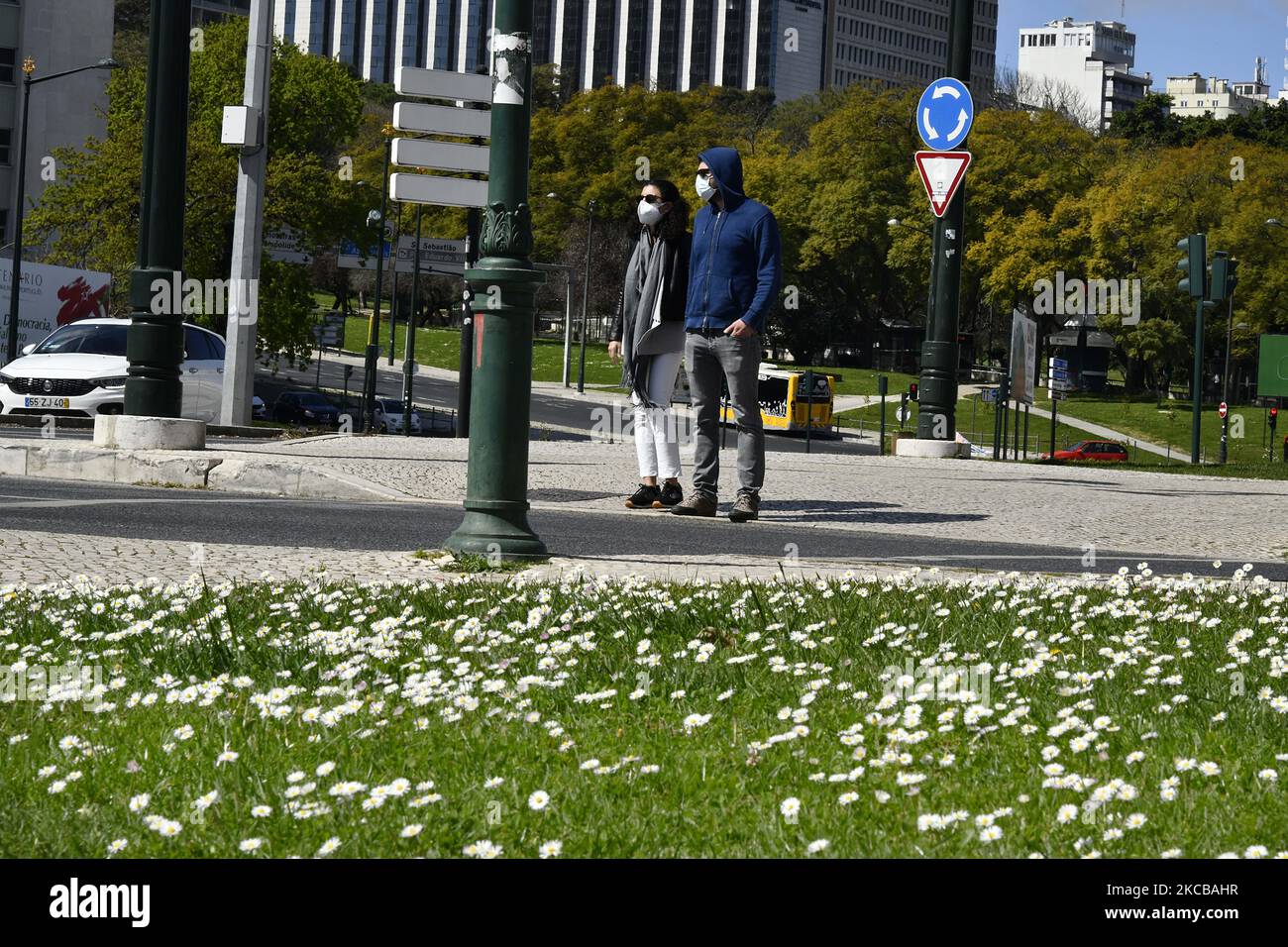 Les gens profitent de la saison printanière pour faire des activités de plein air au parc Eduardo VII, à Lisbonne. 21 mars 2021. Le bulletin épidémiologique de la Direction générale de la santé (DG) enregistre 450 nouveaux cas de COVID-19, ainsi que le plus faible nombre de décès enregistrés au Portugal à ce jour le samedi, 20 mars, avec 6 morts. (Photo par Jorge Mantilla/NurPhoto) Banque D'Images