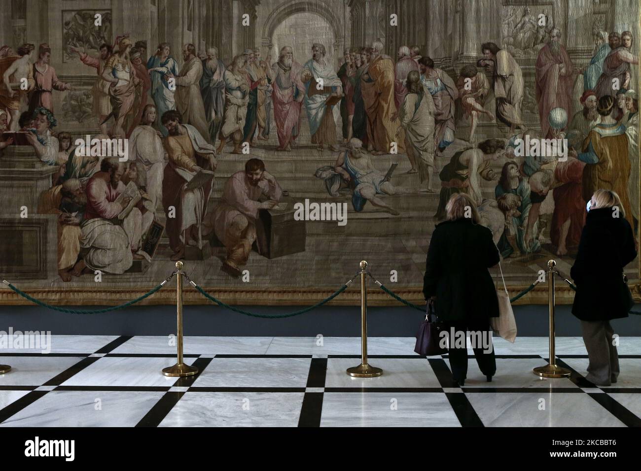 (USAGE ÉDITORIAL SEULEMENT) la tapisserie ''l'école d'Athènes'' à l'intérieur du Parlement grec, à Athènes, sur 22 mars 2021. Le Parlement français a prêté au Parlement grec la rare tapisserie représentant ''l'école d'Athènes'', copie d'une fresque datant de 18th ans du peintre italien de la Renaissance Raphaël. Le prêt est un geste de commémoration du bicentenaire de la guerre d'indépendance grecque. (Photo de Panayotis Tzamaros/NurPhoto) Banque D'Images