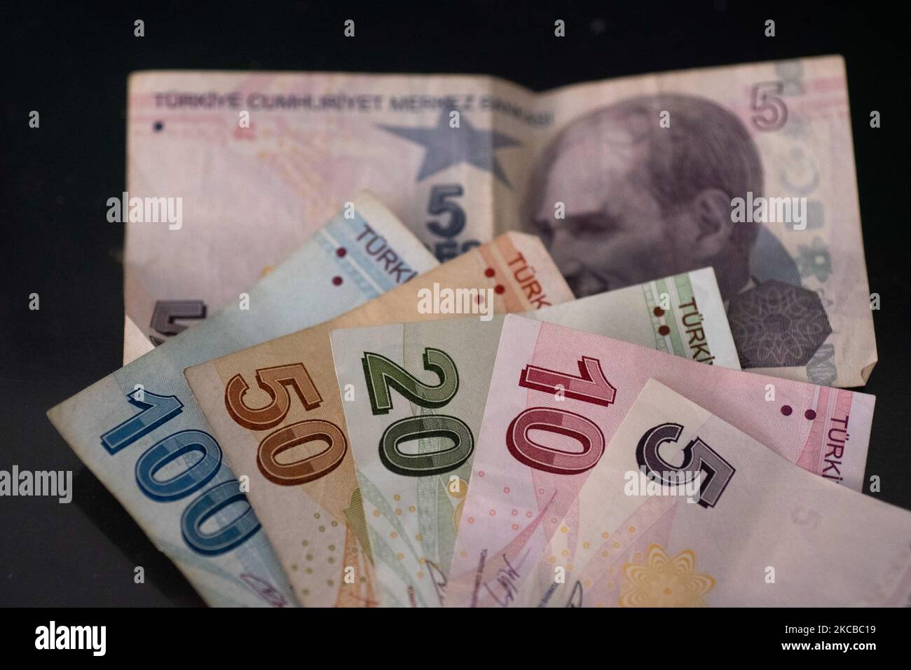 illustration-des-billets-de-la-lire-turque-la-monnaie-de-la-turquie
