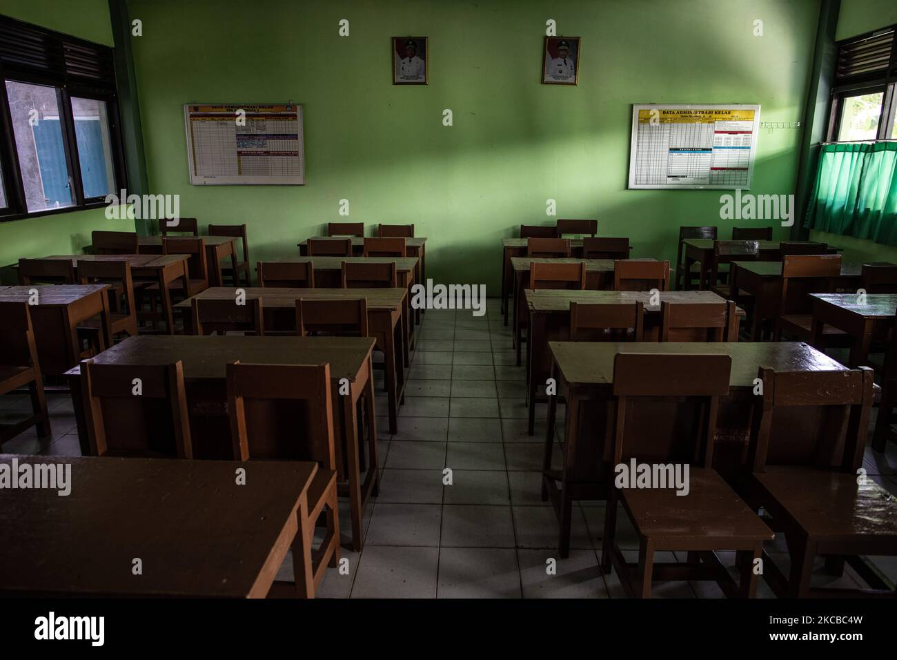 Vue d'une salle de classe vide d'un Primaryschool à Depok, Java-Ouest, Indonésie sur 22 mars 2021. Après une longue période d'école fermée en Indonésie, le gouvernement prévoit de rouvrir l'école. (Photo par Donal Husni/NurPhoto) Banque D'Images