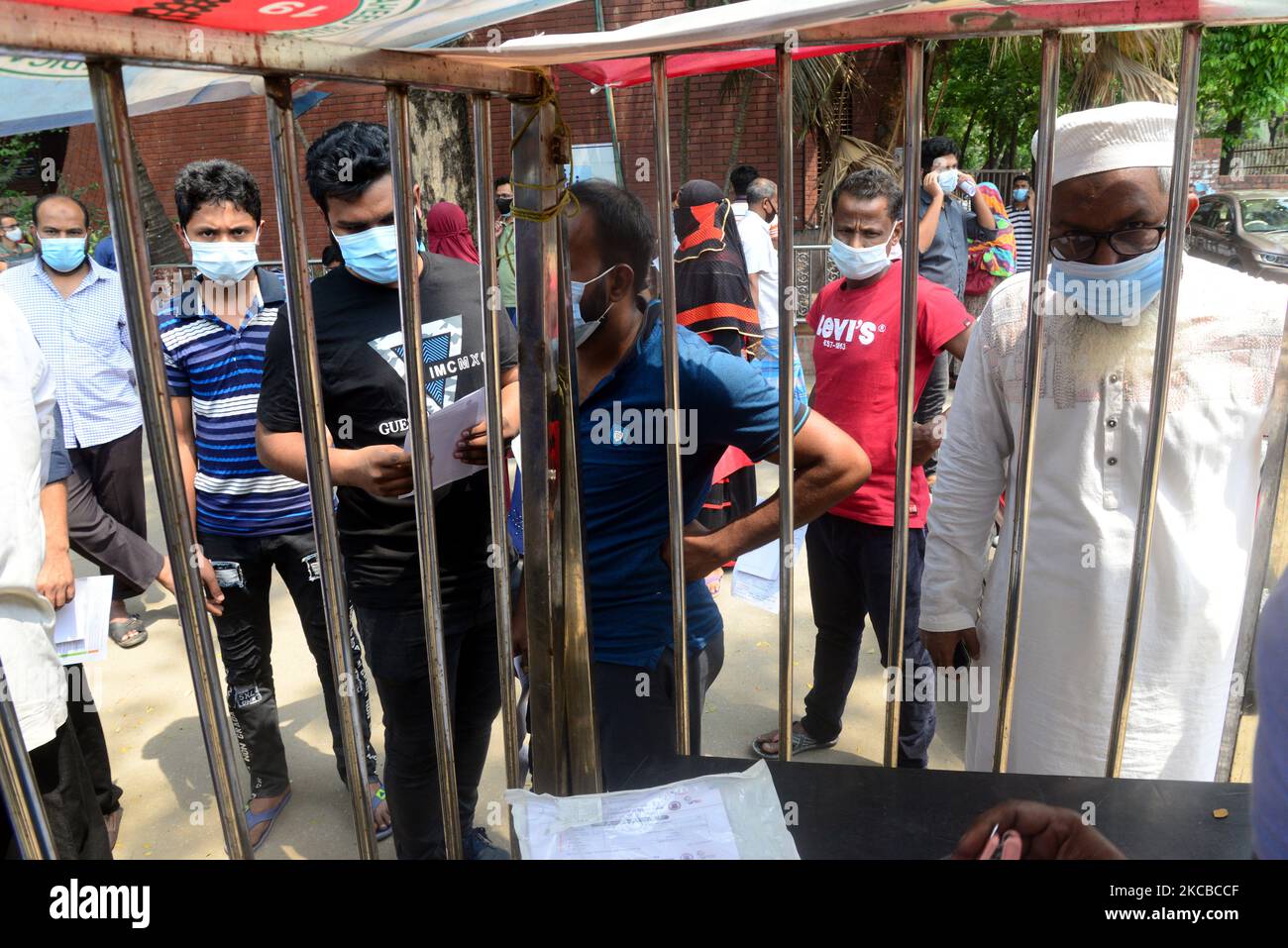 Les résidents attendent devant le stand de collecte des échantillons pour se faire tester pour le coronavirus COVID-19 au Shaheed Suhrawardy Medical College & Hospital de Dhaka, au Bangladesh, sur 23 mars 2021. (Photo par Mamunur Rashid/NurPhoto) Banque D'Images