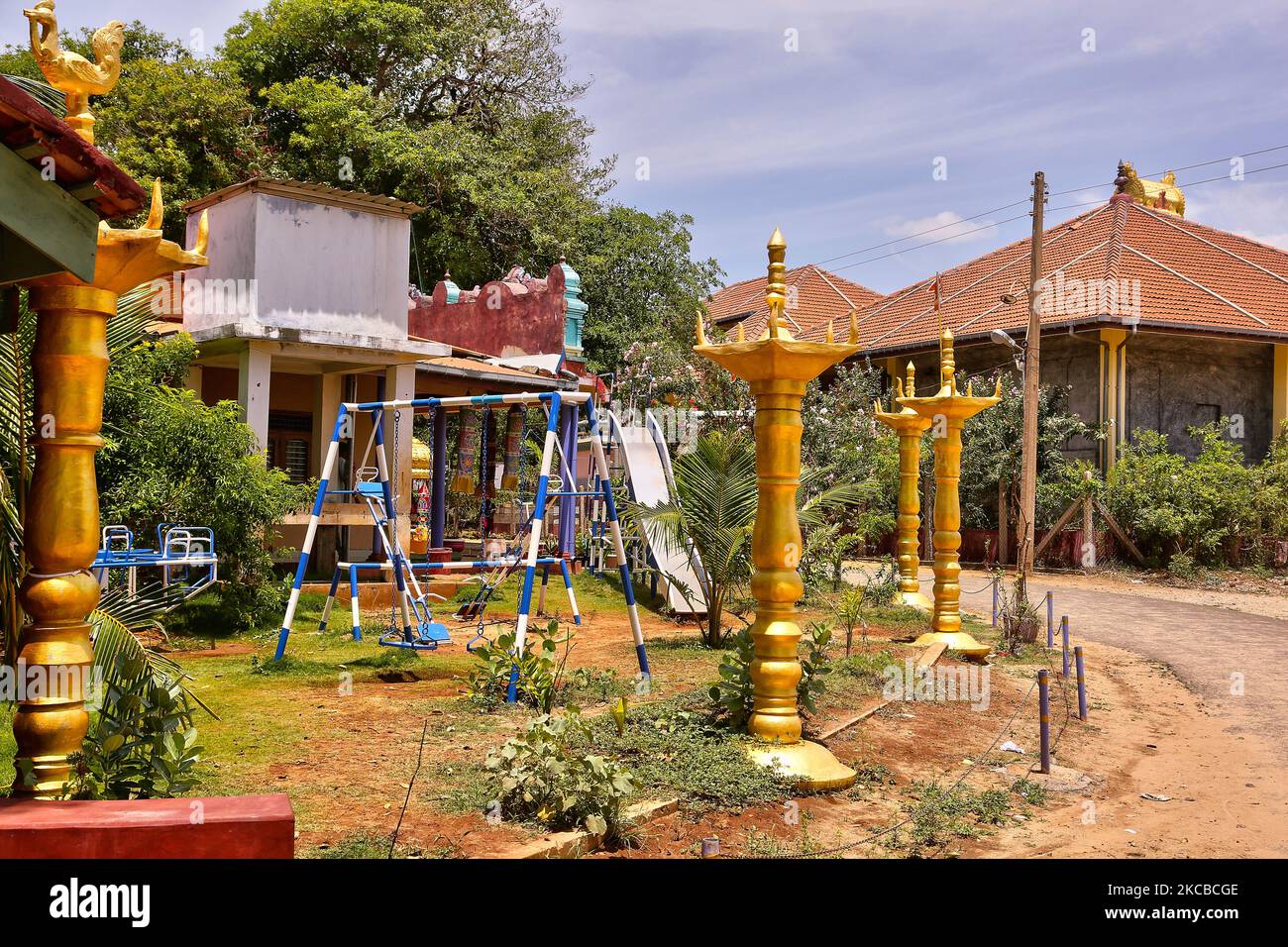 Petit terrain de jeu à l'extérieur du temple Keerimalai Kassi Wissanathar à Keerimalai, Jaffna, Sri Lanka. (Photo de Creative Touch Imaging Ltd./NurPhoto) Banque D'Images