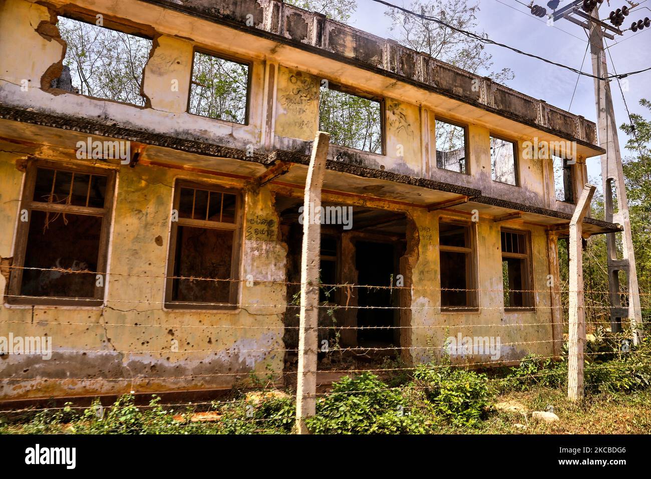 Ruines de maisons détruites par une bombe à grappes pendant la guerre civile à Keerimalai, Jaffna, Sri Lanka. Ces bâtiments sont maintenant situés à l'intérieur d'un complexe militaire sri-lankais contrôlé par l'armée sri-lankaise. Ce n'est là qu'un des nombreux rappels des profondes cicatrices provoquées pendant la guerre civile de 26 ans entre l'armée sri-lankaise et les LTTE (Tigres de libération de l'Eelam tamoul). Les Nations Unies estiment qu'environ 40 000 personnes ont été tuées pendant la guerre. (Photo de Creative Touch Imaging Ltd./NurPhoto) Banque D'Images