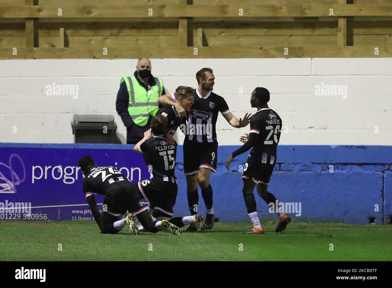 Luke Spokes de Grimsby Town célèbre avec Rollin Menayese, Harry Clifton, James Hanson et Jay Matete après avoir marquant leur seul but lors du match Sky Bet League 2 entre Barrow et Grimsby Town à Holker Street, Barrow-in-Furness, le mardi 23rd mars 2021. (Photo de Mark Fletcher/MI News/NurPhoto) Banque D'Images