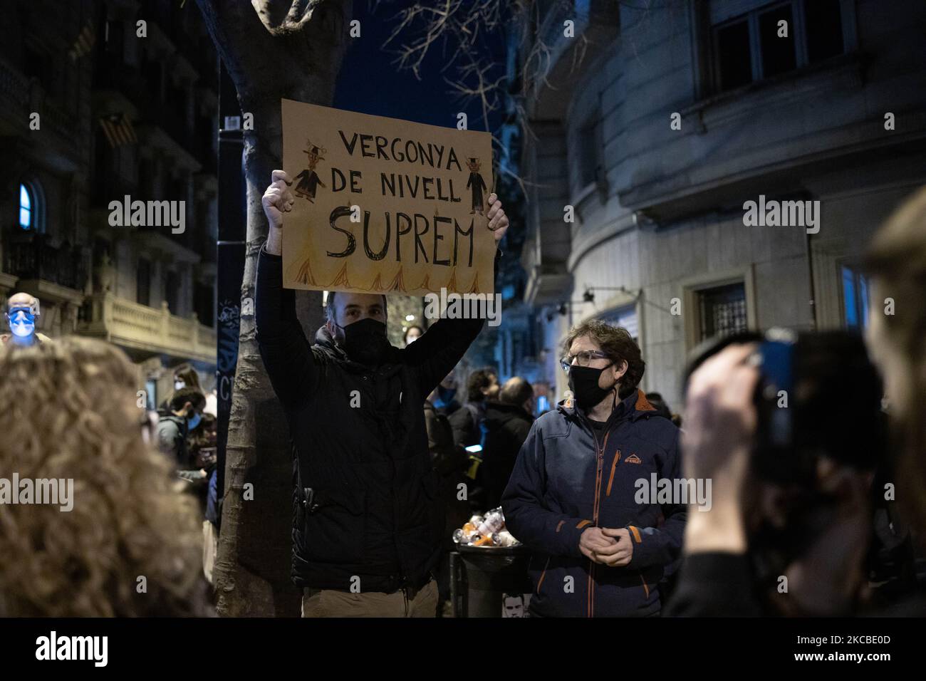 Manifestations pour l'arrestation du rappeur Pablo Hasel, qui s'est produit dans la ville de Barcelone, en Espagne, sur 16 février 2021. Les manifestants ont brûlé des conteneurs et lancé des objets à la police (photo de Hugo Fernandez Alcaraz/NurPhoto) Banque D'Images