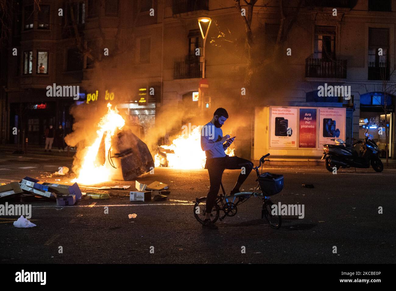 Des manifestants brûlent des conteneurs à ordures pour bloquer des routes au cours d'une manifestation pour protester contre l'arrestation du rappeur Pablo Hasel, qui s'est produit dans la ville de Barcelone, en Espagne, sur 16 février 2021. Les manifestants ont brûlé des conteneurs et lancé des objets à la police (photo de Hugo Fernandez Alcaraz/NurPhoto) Banque D'Images