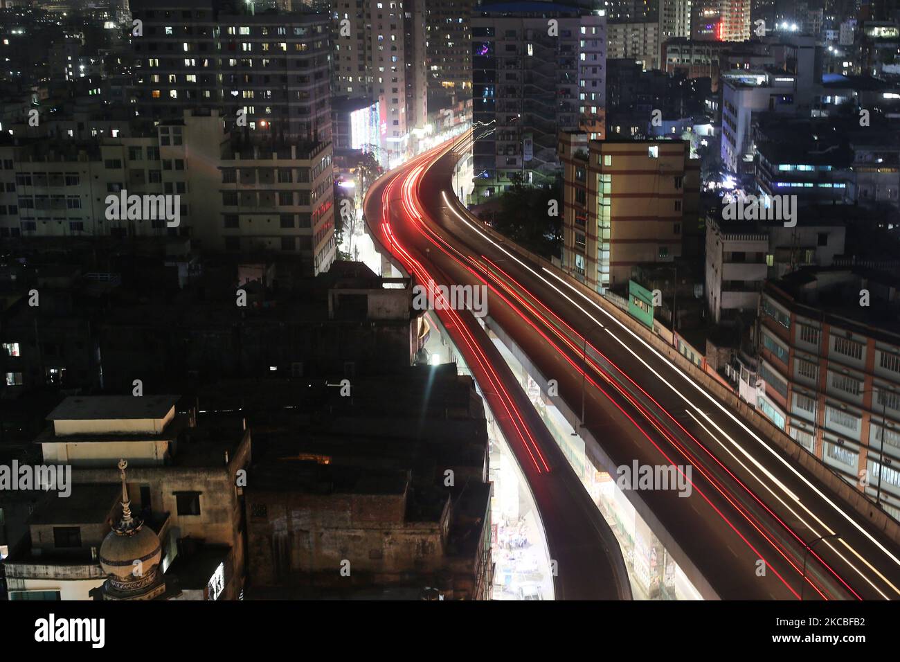 Vue sur la ville de Dhaka, prise la nuit sur 25 mars 2021. (Photo de Syed Mahamudur Rahman/NurPhoto) Banque D'Images Vue sur la ville de Dhaka, prise la nuit sur 25 mars 2021. (Photo de Syed Mahamudur Rahman/NurPhoto) Banque D'Images