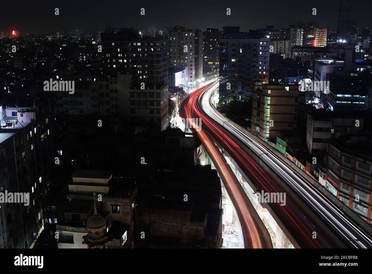 Vue sur la ville de Dhaka, prise la nuit sur 25 mars 2021. (Photo de Syed Mahamudur Rahman/NurPhoto) Banque D'Images Vue sur la ville de Dhaka, prise la nuit sur 25 mars 2021. (Photo de Syed Mahamudur Rahman/NurPhoto) Banque D'Images