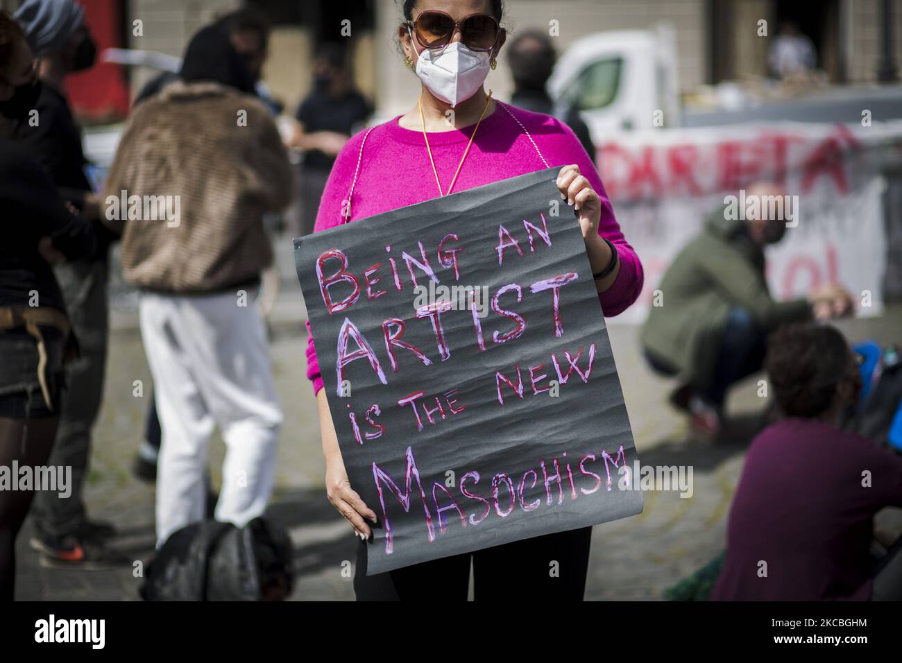 Italie, Rome: Une travailleuse de divertissement tient un écriteau avec un signe indiquant « un an sans revenu » comme elle participe à la démonstration à Rome, 26 mars 2021. (Photo de Christian Minelli/NurPhoto) Banque D'Images