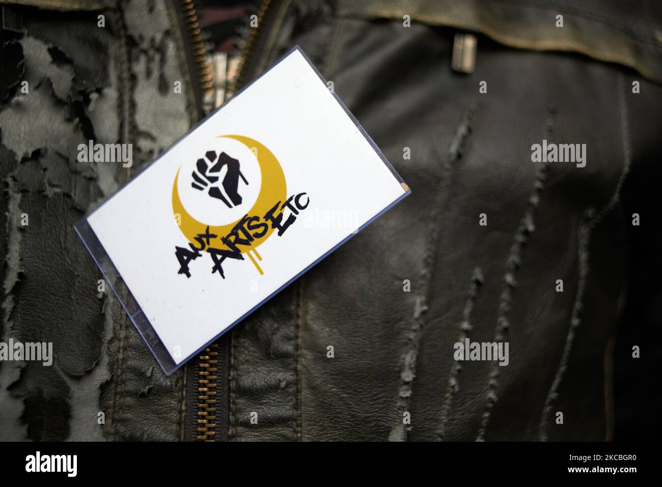 Le logo du collectif « aux Arts etc ». Les personnes et les collectifs (comme CIP-MP ou aux Arts etc.) occupant le Théâtre national de Toulouse (TheaterDeLaCite) depuis que 11 mars a décidé d'occuper une agence Pôle emploi pour dénoncer et exiger le retrait de la réforme des allocations chômage. Des actions similaires ont eu lieu dans toute la France avec le même objectif : obtenir le retrait de la réforme qui aura lieu sur 1 juillet. Toulouse. France. 26 mars 2021. (Photo d'Alain Pitton/NurPhoto) Banque D'Images