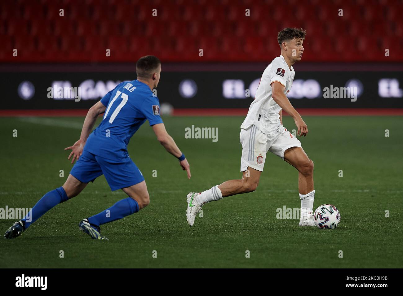 Marcos Llorente (Atletico Madrid) d'Espagne et Christos Tzoli (PAOK Thessaloniki) de Grèce se disputent le ballon lors de la coupe du monde de la FIFA 2022 Qatar qualifiant match entre l'Espagne et la Grèce à Estadio Nuevo Los Carmenes sur 25 mars 2021 à Grenade, Espagne. (Photo de Jose Breton/Pics action/NurPhoto) Banque D'Images