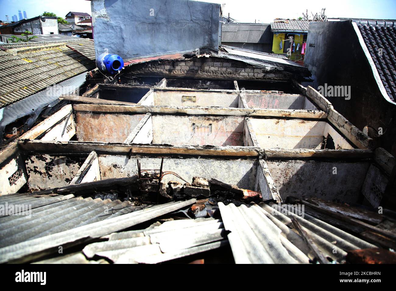 État d'un bâtiment en feu qui a tué 10 personnes sur Jalan Pisangan Baru,  Mataraman, est de Jakarta, Indonésie sur 25 mars, 2021 le matin. Selon les  résidents, à 4 h 25,