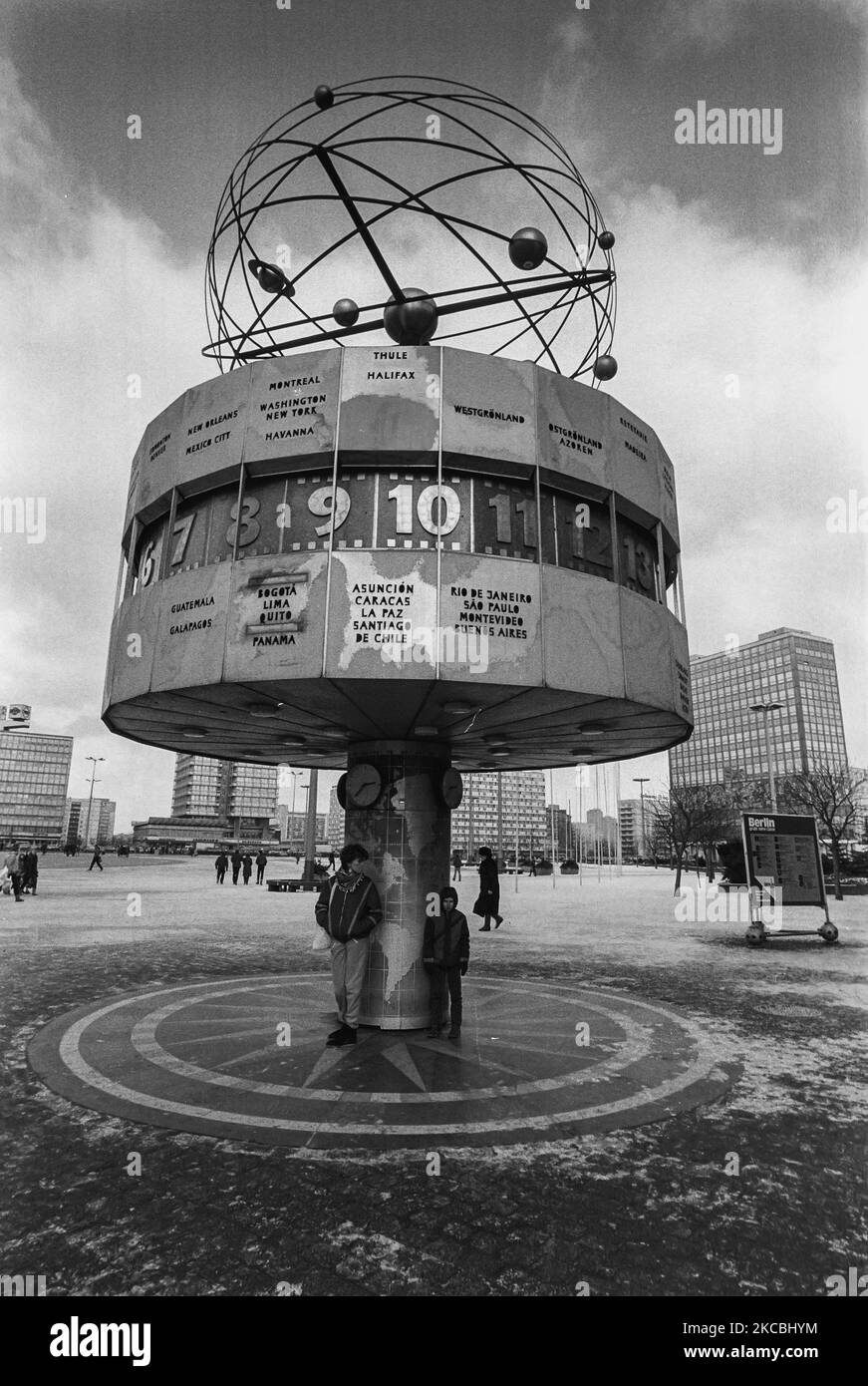 L'horloge mondiale (Weltzeituhr) à Alexanderplatz, Berlin-est, Allemagne, 1983. Banque D'Images