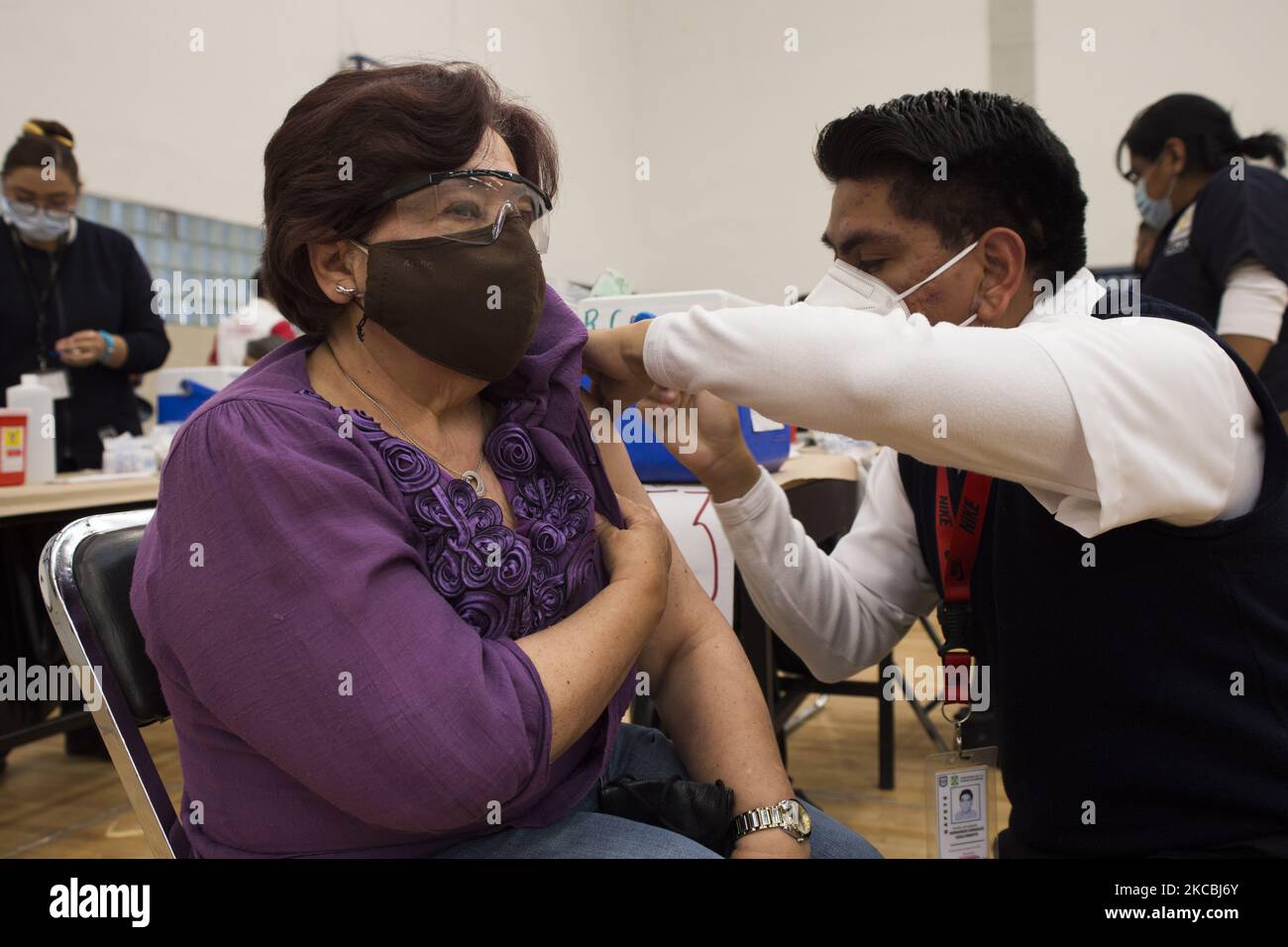 Vaccination dans le quartier de Tlalpan contre le COVID-19 avec le vaccin Sinovac, au cours de la cinquième étape du plan d'application de doses gratuites pour les adultes de plus de 60 ans à Mexico, Mexique, on 24 mars 2021. (Photo par Cristian Leyva/NurPhoto) Banque D'Images