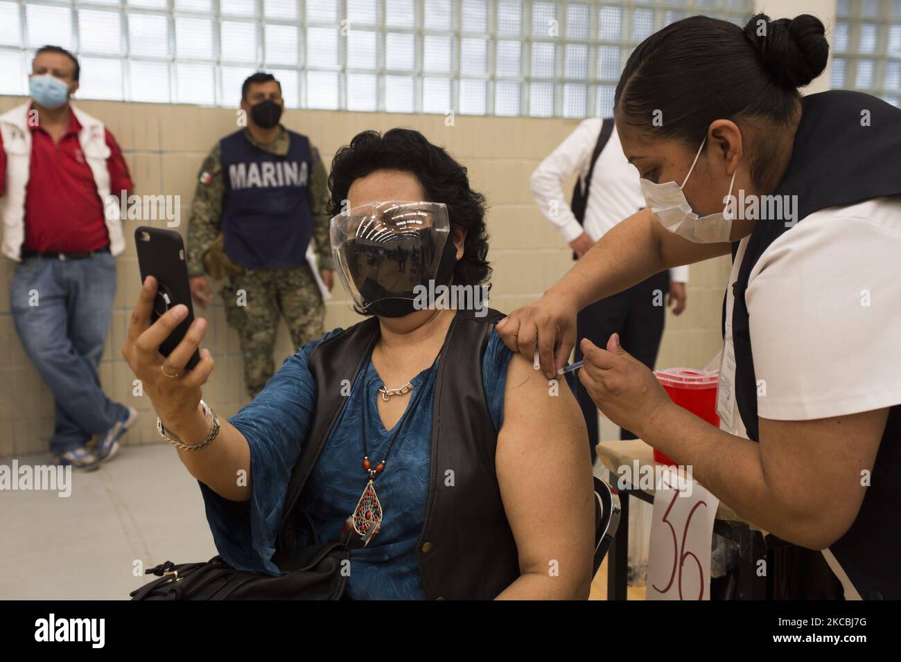 Vaccination dans le quartier de Tlalpan contre le COVID-19 avec le vaccin Sinovac, au cours de la cinquième étape du plan d'application de doses gratuites pour les adultes de plus de 60 ans à Mexico, Mexique, on 24 mars 2021. (Photo par Cristian Leyva/NurPhoto) Banque D'Images