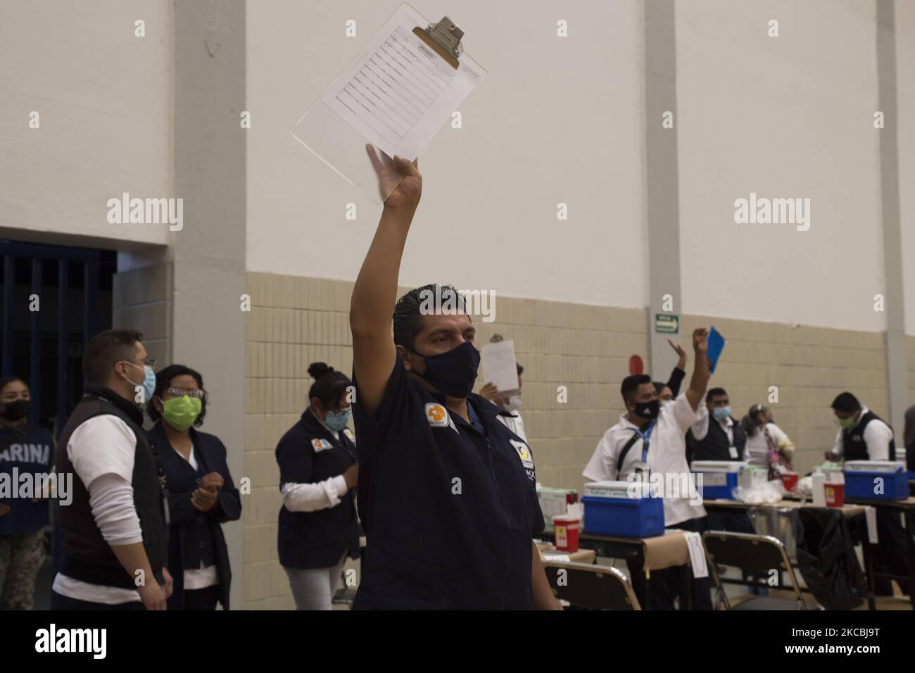 Vaccination dans le quartier de Tlalpan contre le COVID-19 avec le vaccin Sinovac, au cours de la cinquième étape du plan d'application de doses gratuites pour les adultes de plus de 60 ans à Mexico, Mexique, on 24 mars 2021. (Photo par Cristian Leyva/NurPhoto) Banque D'Images