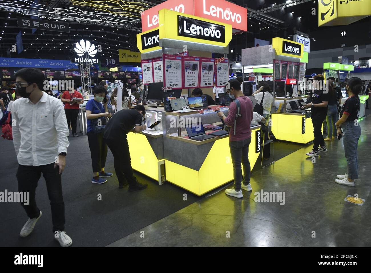 Les visiteurs se rassemblent pour acheter des ordinateurs portables et des ordinateurs lors d'un salon informatique et d'un événement de vente Commart Thailand 2021 à Bangkok, Thaïlande, 27 mars 2021. (Photo par Anusak Laowilas/NurPhoto) Banque D'Images