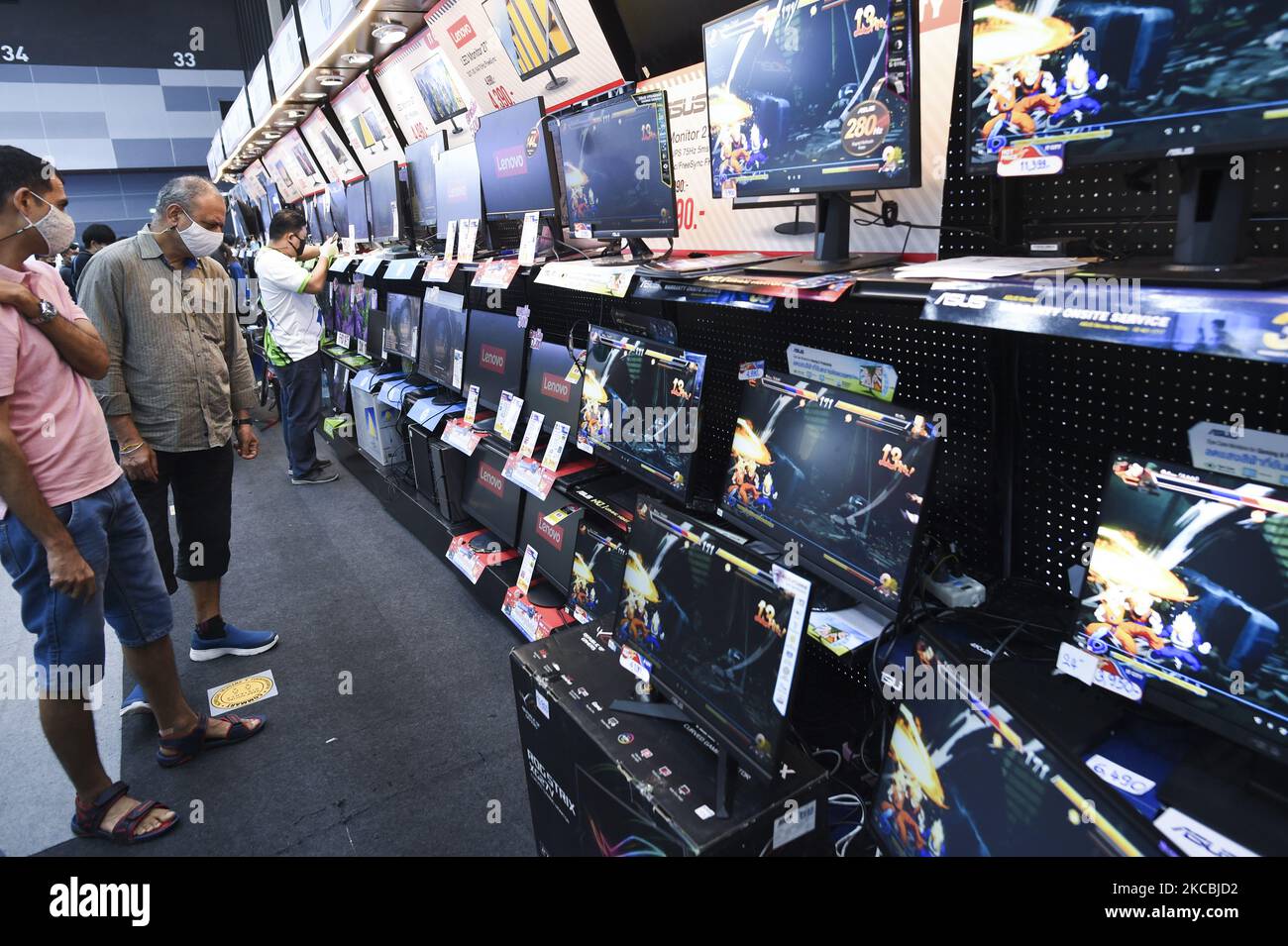 Les visiteurs se rassemblent pour acheter des ordinateurs portables et des ordinateurs lors d'un salon informatique et d'un événement de vente Commart Thailand 2021 à Bangkok, Thaïlande, 27 mars 2021. (Photo par Anusak Laowilas/NurPhoto) Banque D'Images