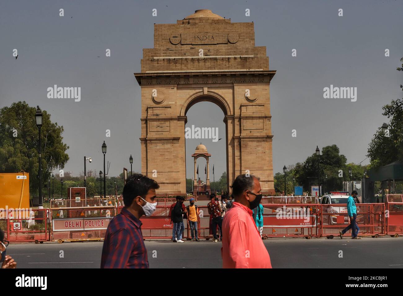 Les visiteurs portant un masque de marche près de la porte de l'Inde à New Delhi, Inde, le 27 mars 2021. Après avoir battu quelques records de Covid-19, Delhi a signalé samedi son pic quotidien le plus élevé de cas de Covid-19 depuis 15 décembre, le plus grand nombre de décès quotidiens depuis 23 janvier et compte actuellement le plus grand nombre de cas actifs depuis 27 décembre. (Photo de Nasir Kachroo/NurPhoto) Banque D'Images