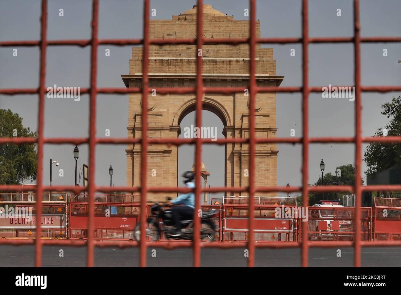 Un motard se déplace près de la porte de l'Inde, à New Delhi, en Inde, le 27 mars 2021. Après avoir battu quelques records de Covid-19, Delhi a signalé samedi son pic quotidien le plus élevé de cas de Covid-19 depuis 15 décembre, le plus grand nombre de décès quotidiens depuis 23 janvier et compte actuellement le plus grand nombre de cas actifs depuis 27 décembre. (Photo de Nasir Kachroo/NurPhoto) Banque D'Images