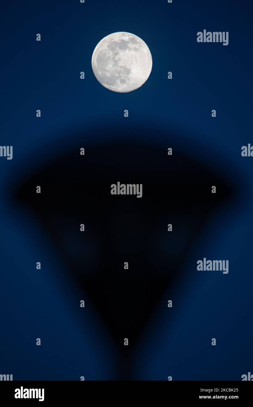 Pix Lune Jpg Ville Et Pays La Lune vue de la ville hollandaise d'Eindhoven. Le satellite naturel de la  Terre est dans la phase de Gibbous de cire, avant de devenir complet. La  pleine Lune de mars est