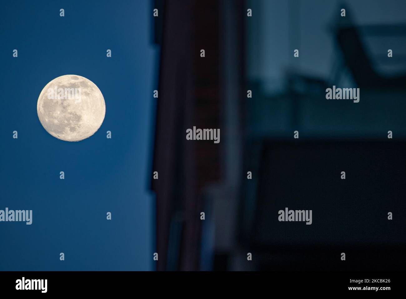 Photo De La Lune Pix Ville Et Pays La Lune vue de la ville hollandaise d'Eindhoven. Le satellite naturel de la  Terre est dans la phase de Gibbous de cire, avant de devenir complet. La  pleine Lune de mars est