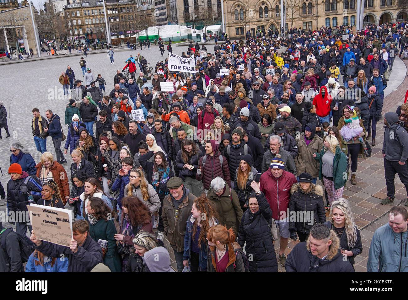 Les manifestants défilant dans les rues de Bradford lors d'une manifestation anti-verrouillage. (Photo de Giannis Alexopoulos/NurPhoto) Banque D'Images