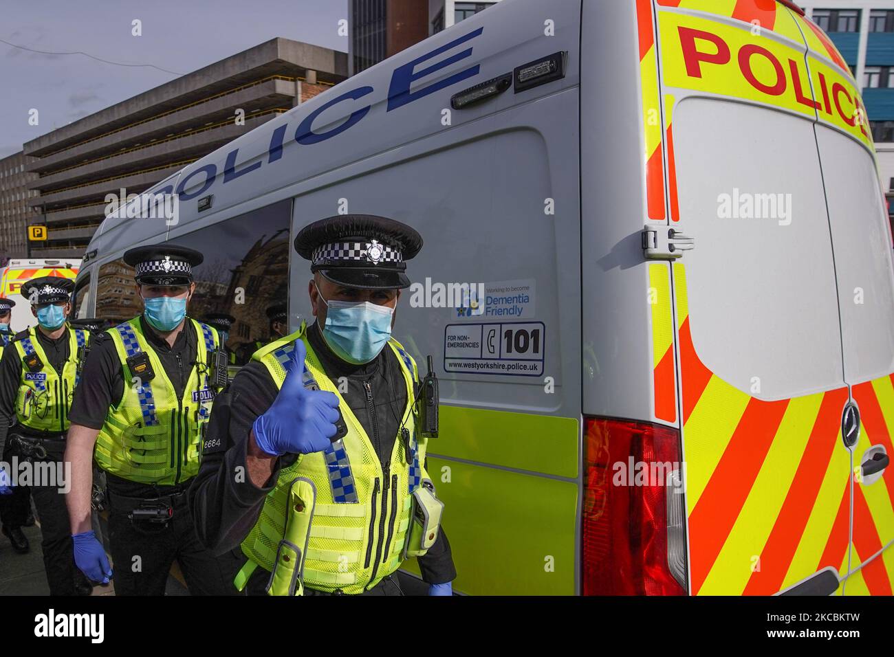 Des policiers lors d'une manifestation anti-verrouillage à Bradford. (Photo de Giannis Alexopoulos/NurPhoto) Banque D'Images